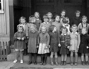 1955_schulhof_04_hp 1. klasse maedchen